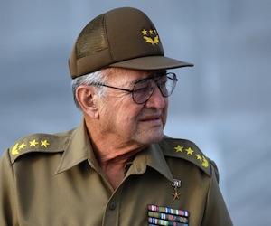 O ministro das Forças Armadas de Cuba, general Julio Casas Regueiro